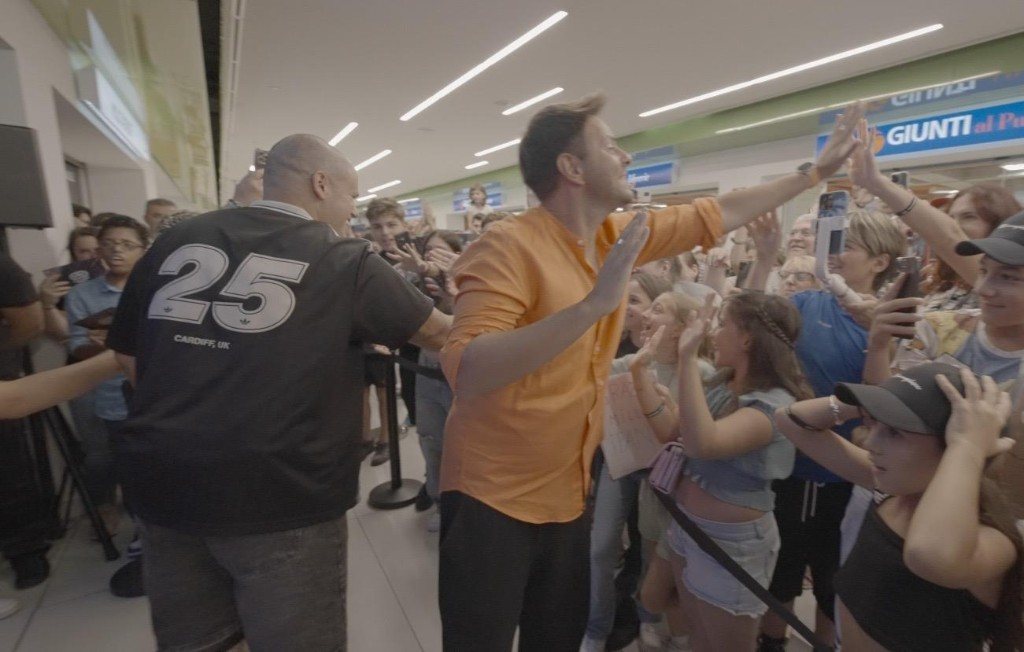 Pubblico e high-five all’inaugurazione VRC Pisa al Planet Bowl con I Pantellas