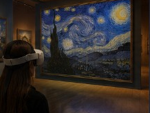 Visitatrice che scopre La Notte Stellata in VR