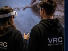 Due visitatori che condividono l'esperienza vArt