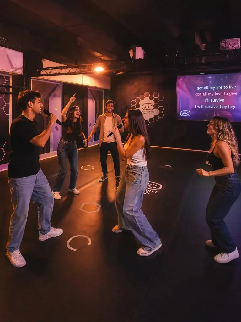 Gruppo di amici nella Karaoke Room VRC con microfoni wireless e maxi schermo